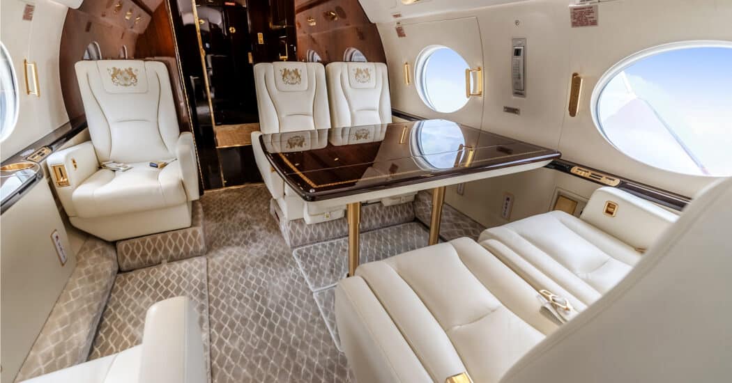 Gulfstream G550 Dining table and single club seating zone